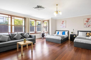 Quadruple Room w Ensuite in Gordon near Train & Bus